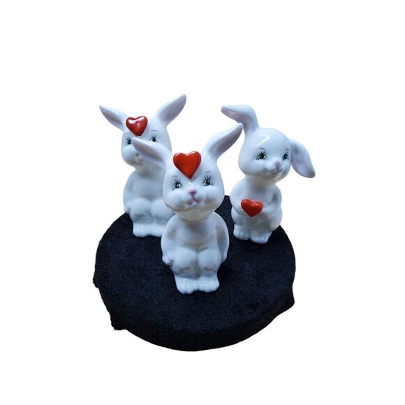 Vintage Schmid Bone China Bunny Figurines Set Of 3 With Red Hearts - Picture 5 of 6